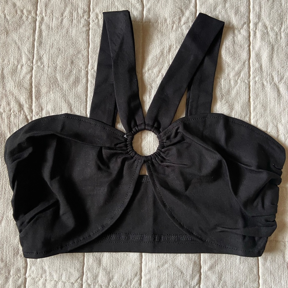 Solado O-Ring Cut Out Crop Top - Picture 2 of 3